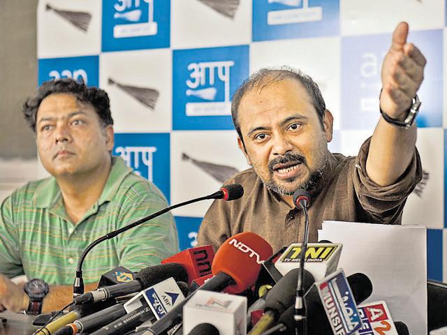 AAP’s Delhi convener Dilip Pandey (right) during a press conference. The party maintains that the parliamentary secretaries do not draw any financial benefit from the post.(Sushil Kumar/HT Photo)
