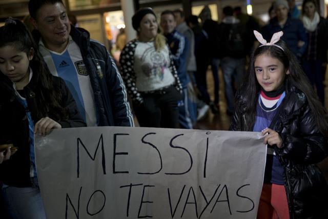 Argentina fans hold a sign that says in Spanish, "Messi don't go.” (AP)