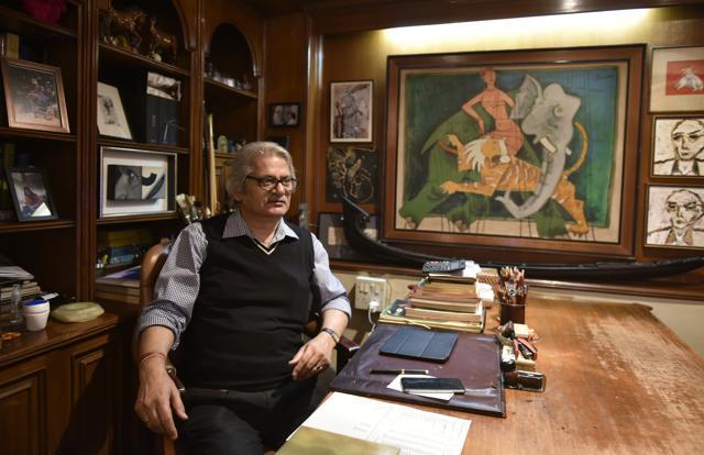 Gallerist Arun Vadehra of Vadehra Art Gallery, Delhi, shares his experiences of association with artist M F Husain beside one of his untitled paintings in his gallery. (Saumya Khandelwal/HT Photo) Gallerist Arun Vadehra of Vadehra Art Gallery, Delhi, shares his experiences of association with artist M F Husain beside one of his untitled paintings in his gallery. (Saumya Khandelwal/HT Photo)