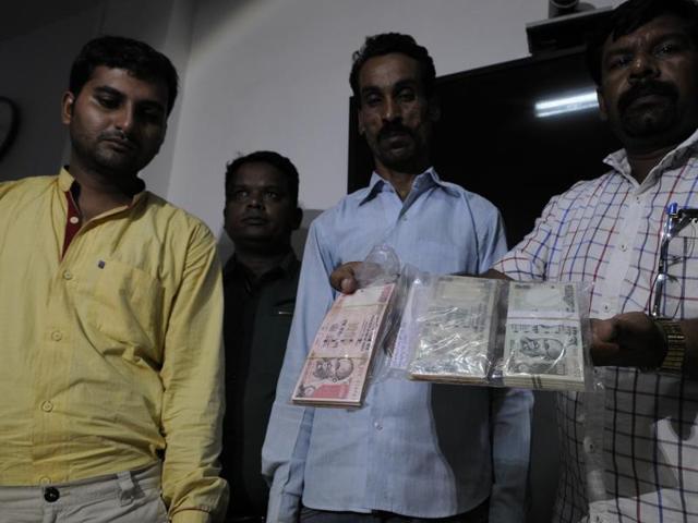 A uncle-nephew duo was arrested in Bhopal and fake currency notes with a face value of Rs 1.6 lakh seized from them. (HT file) A uncle-nephew duo was arrested in Bhopal and fake currency notes with a face value of Rs 1.6 lakh seized from them. (HT file)