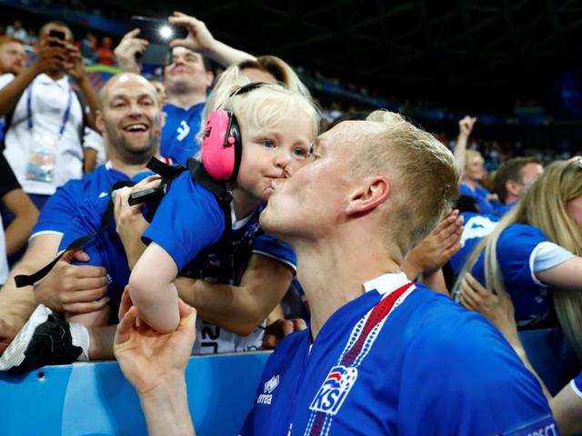 Iceland's Kolbeinn Sigthorsson and a young fan celebrate after the game. (REUTERS PHOTO)