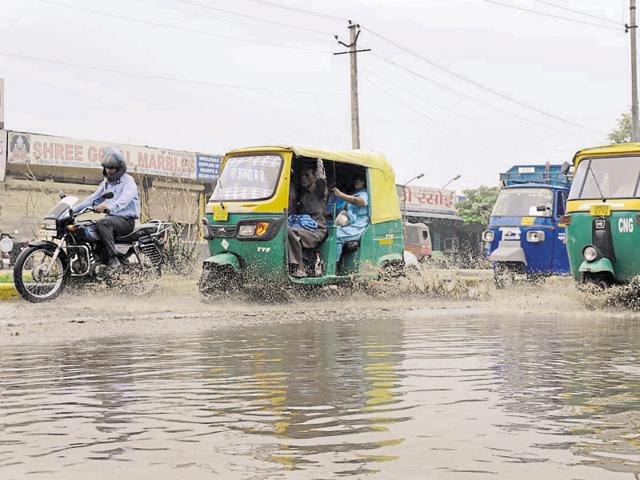Sheetla Mata Road witnessed heavy waterlogging after the rain on late Monday and early Tuesday(Abhinav Saha/HT Photo) Sheetla Mata Road witnessed heavy waterlogging after the rain on late Monday and early Tuesday(Abhinav Saha/HT Photo)