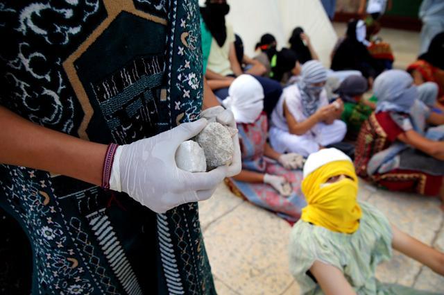 Masked Palestinians hold stones during clashes with Israeli police during the holy month of Ramzan in the compound known to Muslims as Noble Sanctuary and to Jews as Temple Mount in Jerusalem's Old City on Tuesday. An Israeli police spokesman said the compound will be closed to visitors, including Jews, for three days in response to the clashes. (Reuters) Masked Palestinians hold stones during clashes with Israeli police during the holy month of Ramzan in the compound known to Muslims as Noble Sanctuary and to Jews as Temple Mount in Jerusalem's Old City on Tuesday. An Israeli police spokesman said the compound will be closed to visitors, including Jews, for three days in response to the clashes. (Reuters)