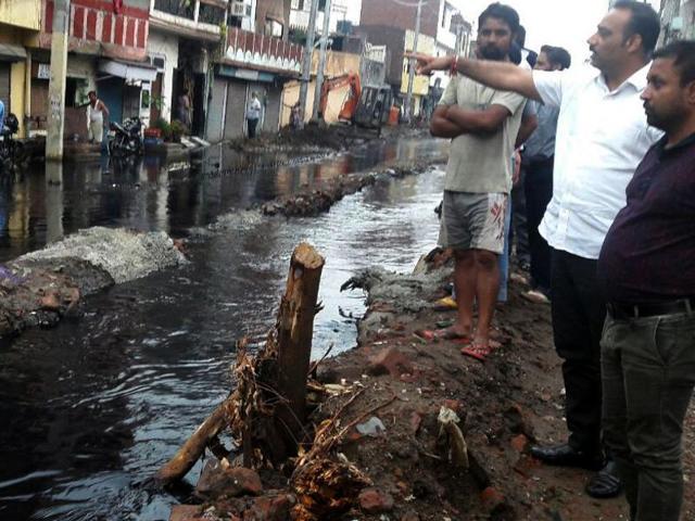 Hargobind Nagar streets waterlogged with dirty water from the Ganda Nullah after heavy rain in Ludhiana on Monday. (HT Photo) Hargobind Nagar streets waterlogged with dirty water from the Ganda Nullah after heavy rain in Ludhiana on Monday. (HT Photo)