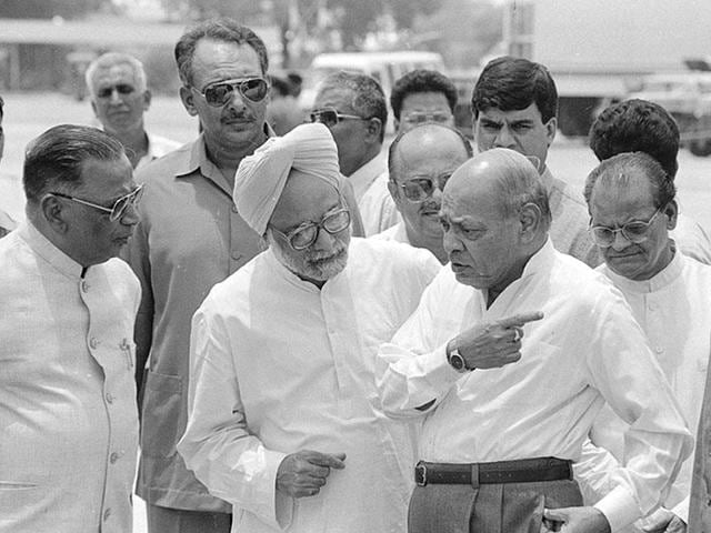 Manmohan Singh with former prime minister Narasimha Rao in June 1994.(Sanjay Sharma/HT file photo) Manmohan Singh with former prime minister Narasimha Rao in June 1994.(Sanjay Sharma/HT file photo)