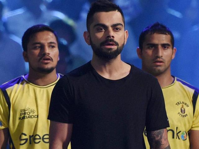 Cricketer Virat Kohli sings the national anthem during the opening ceremony of the Pro Kabaddi league.(PTI Photo) Cricketer Virat Kohli sings the national anthem during the opening ceremony of the Pro Kabaddi league.(PTI Photo)