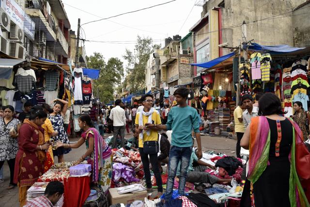 Calm and chaos coexist in Sarojini Nagar lanes | Latest News Delhi ...