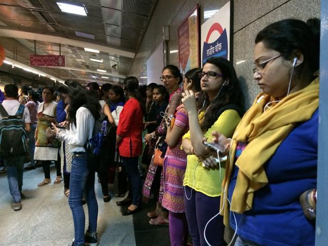 People stranded at Rajiv Chowk. The snag was reported at 4.35pm and got rectified at about 7.05pm. (Saumya Khandelwal/ HT Photo) People stranded at Rajiv Chowk. The snag was reported at 4.35pm and got rectified at about 7.05pm. (Saumya Khandelwal/ HT Photo)