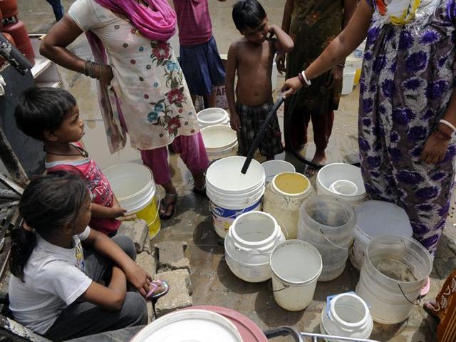 Gurgaon, India- June 23: Due to the deplition of Underground water table there is water crsis in Gurgaon. People of Sector 39 collecting water from damaged water pipe on Silokhera road, in Gurgaon, India, on Thursday, June 23, 2016. (Photo by Abhinav Saha/Hindustan Times) Gurgaon, India- June 23: Due to the deplition of Underground water table there is water crsis in Gurgaon. People of Sector 39 collecting water from damaged water pipe on Silokhera road, in Gurgaon, India, on Thursday, June 23, 2016. (Photo by Abhinav Saha/Hindustan Times)