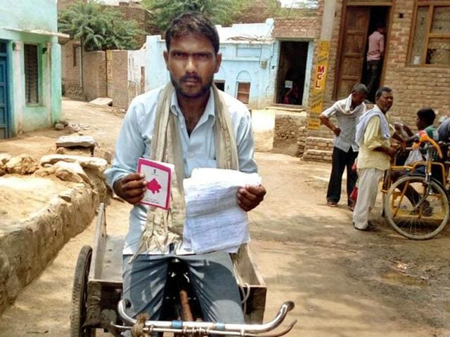 BPL-cardholder Babulal Prajapat was issued `1.4 lakh bill by the electricity department.(HT Photo) BPL-cardholder Babulal Prajapat was issued `1.4 lakh bill by the electricity department.(HT Photo)