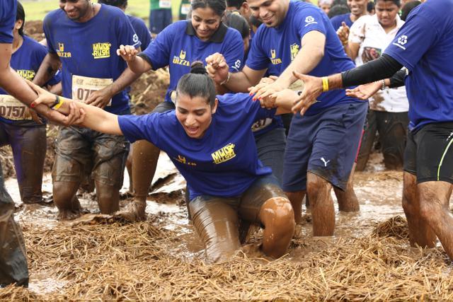 If you’re stuck somewhere on an obstacle run, others will offer to lend a hand