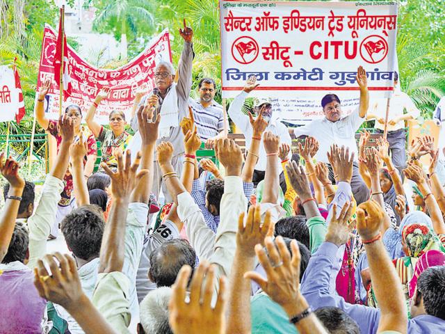 Employees of four Haryana power utilities gathered outside circle offices and shouted slogans against the government.(Abhinav Saha/HT Photo)
