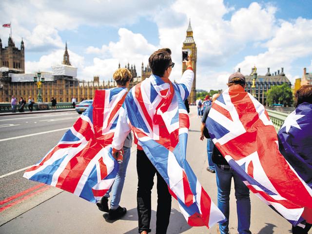 UK Independence Party (UKIP) leader Nigel Farage (left) with EU Commission President Jean-Claude Juncker before a plenary session at the EU headquarters in Brussels on June 28(AFP)