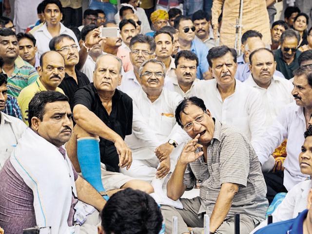 Congress leaders Shanti Dhariwal and Bharat Singh also staged a dharna to protest against the murder of party leader Sonu Goyal in Baran. (AH Zaidi/ HT Photo) Congress leaders Shanti Dhariwal and Bharat Singh also staged a dharna to protest against the murder of party leader Sonu Goyal in Baran. (AH Zaidi/ HT Photo)