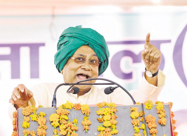 Bihar chief minister Nitish Kumar addresses a rally in Jewar on Wednesday. He hit out against the central and state governments for not imposing a complete ban on liquor.(Burhaan Kinu) Bihar chief minister Nitish Kumar addresses a rally in Jewar on Wednesday. He hit out against the central and state governments for not imposing a complete ban on liquor.(Burhaan Kinu)