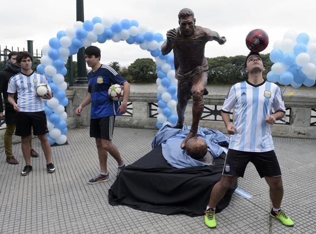 Youngsters play with footballs next to a sculpture of Lionel Messi, after it was unveiled by Buenos Aires Mayor Horacio Rodriguez Larreta in Buenos Aires on June 28, 2016. Fans displayed messages of support for Messi on the team’s return from the Copa America on Tuesday. (AFP) Youngsters play with footballs next to a sculpture of Lionel Messi, after it was unveiled by Buenos Aires Mayor Horacio Rodriguez Larreta in Buenos Aires on June 28, 2016. Fans displayed messages of support for Messi on the team’s return from the Copa America on Tuesday. (AFP)