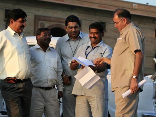 File photo of govtrnment employees in New Delhi. The Union cabinet is likely to discuss the 7th Pay Panel recommendations on Wednesday, June 29, 2016.(Sonu Mehta / HT Photo) File photo of govtrnment employees in New Delhi. The Union cabinet is likely to discuss the 7th Pay Panel recommendations on Wednesday, June 29, 2016.(Sonu Mehta / HT Photo)