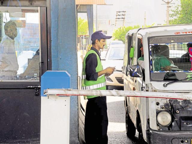 Tag users who commute daily find it difficult to recharge tags as there is only one recharge outlet at the toll plaza. (HT File Photo) Tag users who commute daily find it difficult to recharge tags as there is only one recharge outlet at the toll plaza. (HT File Photo)