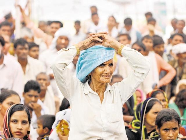 Organisers ran short of water as over 300 locals, including women, children, and senior citizens, waited for Nitish Kumar.(Burhaan Kinu/HT Photo) Organisers ran short of water as over 300 locals, including women, children, and senior citizens, waited for Nitish Kumar.(Burhaan Kinu/HT Photo)