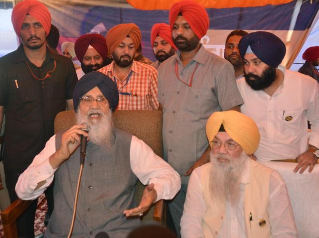 Chief minister Parkash Singh Badal interacting with mediapersons after a sangat darshan at Choganwan village of Raja Sansi constituency in Amritsar on Tuesday.(Sameer Sehgal/HT Photo)