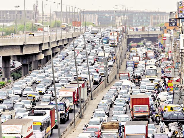Heavy traffic jam at Delhi-Gurgaon expressway at Mahipalpur flyover due to diesel taxi drivers’ protest against a Supreme Court ban on diesel taxis in New Delhi and NCR, in Gurgaon. (Parveen Kumar/ HT Photo) Heavy traffic jam at Delhi-Gurgaon expressway at Mahipalpur flyover due to diesel taxi drivers’ protest against a Supreme Court ban on diesel taxis in New Delhi and NCR, in Gurgaon. (Parveen Kumar/ HT Photo)