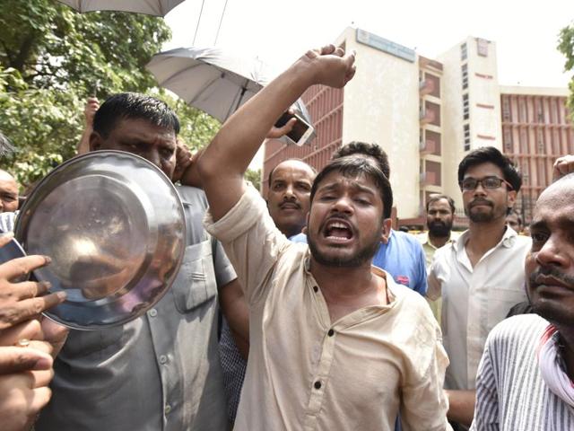 Jawaharlal Nehru University Students Union president Kanhaiya Kumar visited Beur central jail in Patna on Wednesday, to meet AISF leaders lodged there, who have been protesting against the alleged autocratic stance of the College of Arts and Crafts principal.(HT Photo)
