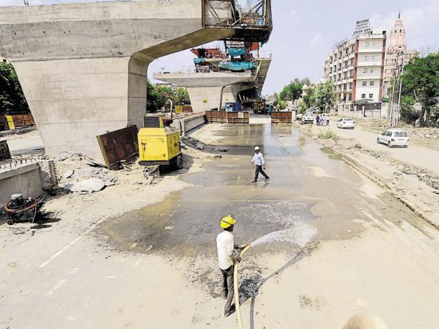 An elevated corridor is being constructed on MP2 Road for the traffic between Sector 18 and Sector 60. Residents of the area complain that the construction work is causing pollution. (Sunil Ghosh/HT Photo) An elevated corridor is being constructed on MP2 Road for the traffic between Sector 18 and Sector 60. Residents of the area complain that the construction work is causing pollution. (Sunil Ghosh/HT Photo)