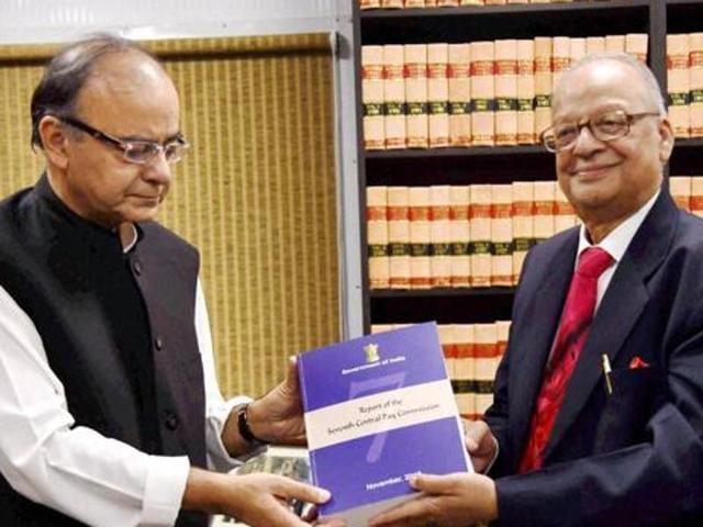 Finance minister Arun Jaitley receiving the report of the Seventh Pay Commission from its chairman justice AK Mathur in New Delhi on Thursday.(PTI)
