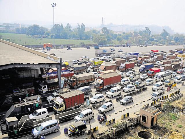 A large number of farmers who bring flowers and vegetables to Gurgaon and Delhi markets are badly affected by the jams, the protesters said.(HT File Photo) A large number of farmers who bring flowers and vegetables to Gurgaon and Delhi markets are badly affected by the jams, the protesters said.(HT File Photo)
