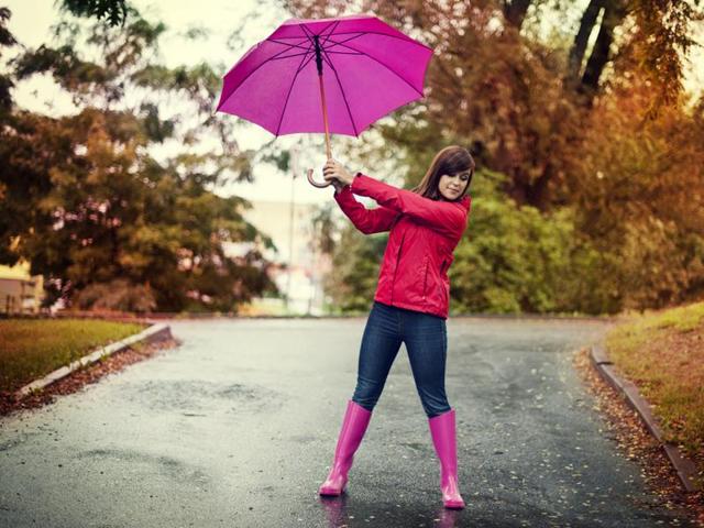 Monsoon is the perfect time to bring out those ’50s-inspired pop hues — bright orange, red, yellow, pink and blue(Photo: Shutterstock) Monsoon is the perfect time to bring out those ’50s-inspired pop hues — bright orange, red, yellow, pink and blue(Photo: Shutterstock)