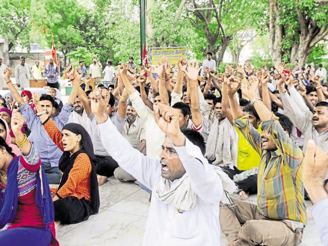 Employees of the four power utilities in Haryana went on a two-day strike on Wednesday to protest against the government move to outsource operations and maintenance of 23 power subdivisions in the state.(Abhinav Saha/HT) Employees of the four power utilities in Haryana went on a two-day strike on Wednesday to protest against the government move to outsource operations and maintenance of 23 power subdivisions in the state.(Abhinav Saha/HT)