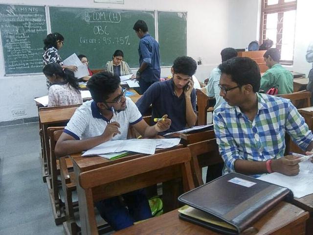 Students fill up admission forms after first cut off was announced, at SRCC in North Campus of Delhi University. (Saumya Khandelwal / HT Photo)