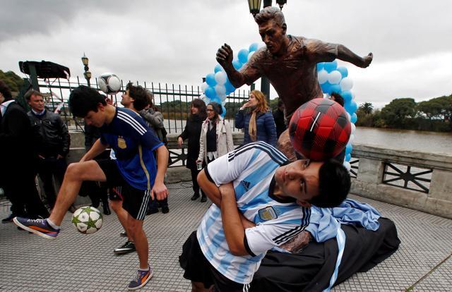 Argentina honors Maradona with statue, jersey patch - Sports Illustrated