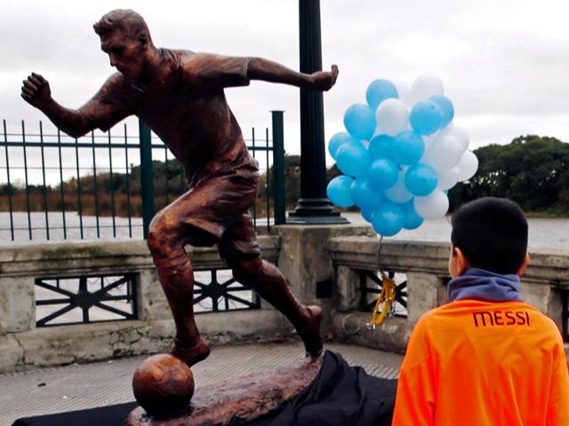 Argentina honors Maradona with statue, jersey patch - Sports Illustrated