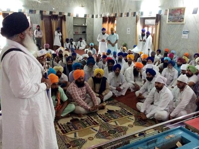 Sikh religious leader Dhian Singh Mand addressing people in a Bhagta Bhai Ka gurdwara on Wednesday. (HT Photo) Sikh religious leader Dhian Singh Mand addressing people in a Bhagta Bhai Ka gurdwara on Wednesday. (HT Photo)