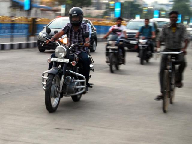 A Bullet rider in Indore on Wednesday.(Arun Mondhe/HT photo) A Bullet rider in Indore on Wednesday.(Arun Mondhe/HT photo)