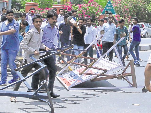 Rajput community members remove barricades put up by traffic police at the collectorate circle in Jaipur on Thursday.(Himanshu Vyas/HT Photo)