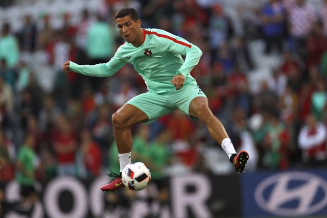 Ronaldo warms up before Portugal’s game against Croatia in their Euro 2016 knockout match. (Reuters Photo)