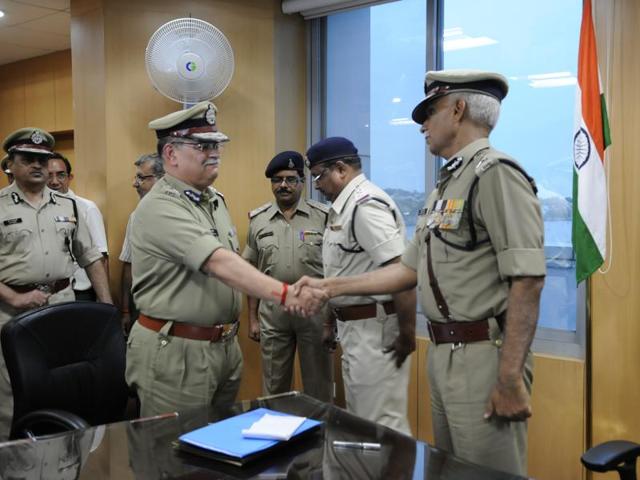 The police personnel pull the vehicle of outgoing DGP Surendra Sinh during a ceremonial parade organised at the Motilal Nehru Stadium in Bhopal on Thursday.(Mujeeb Faruqui/ HT photo)