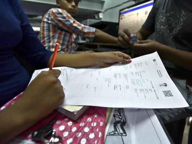 Students fill up Delhi University admission forms.(Arun Sharma / HT file photo) Students fill up Delhi University admission forms.(Arun Sharma / HT file photo)