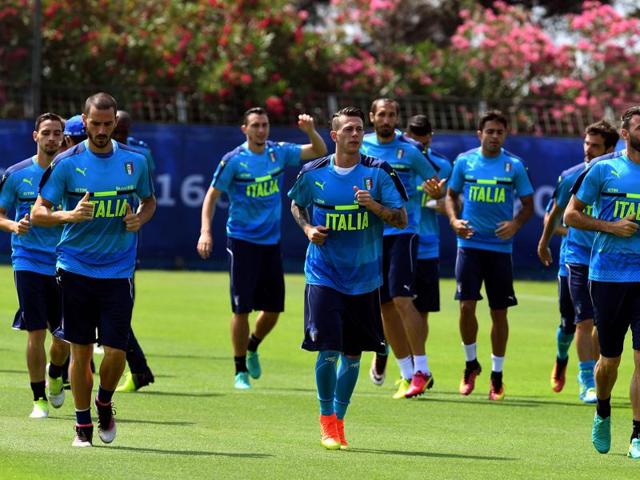 Italy's players take part in a training session supporting their glowing green national insignia. (AFP photo)