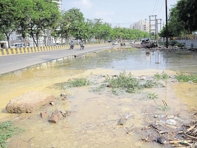 Officials attribute the problems to overload of the main trunk line in Indirapuram. (Sakib Ali/HT) Officials attribute the problems to overload of the main trunk line in Indirapuram. (Sakib Ali/HT)