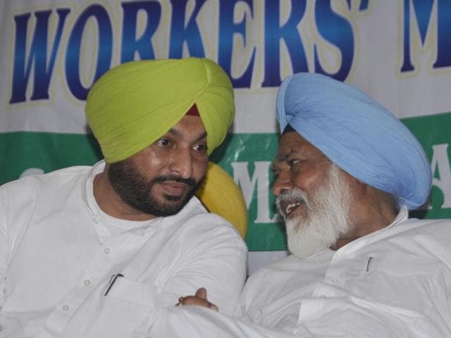 Congress leaders Ravneet Singh Bittu and Shamsher Singh Dullo at a workers’ meeting in Kathunangal on Wednesday.(Sameer Sehgal/HT Photo) Congress leaders Ravneet Singh Bittu and Shamsher Singh Dullo at a workers’ meeting in Kathunangal on Wednesday.(Sameer Sehgal/HT Photo)