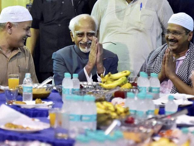 Vice-president Hamid Ansari with Delhi chief minister Arvind Kejriwal and deputy CM Manish Sisodia at an Iftar party hosted by Delhi CM in New Delhi on Thursday.(PTI)