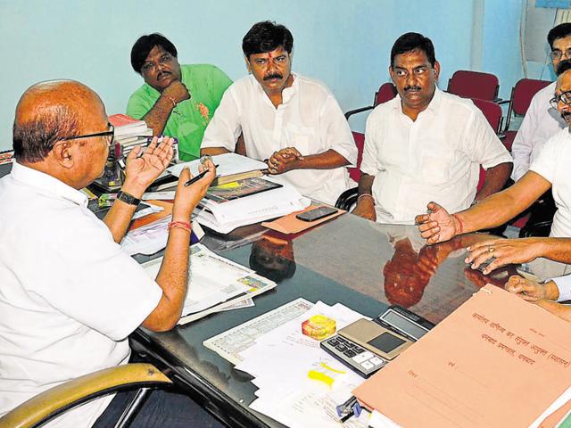 Members of Chamber of Commerce hand over a memorandum to the joint commissioner of commercial tax in Dhanbad. (Bijay / Hindustan Times) Members of Chamber of Commerce hand over a memorandum to the joint commissioner of commercial tax in Dhanbad. (Bijay / Hindustan Times)