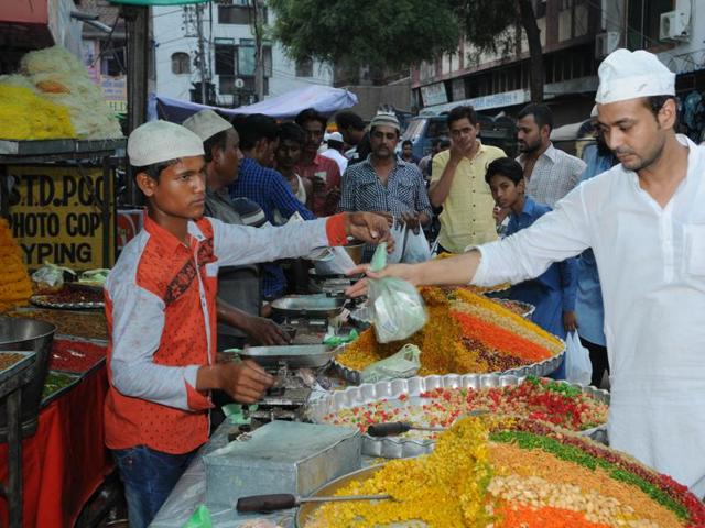 A sweet maker preparing boondi for Roza iftar in Bhopal. (Praveen Bajpai/HT Photo) A sweet maker preparing boondi for Roza iftar in Bhopal. (Praveen Bajpai/HT Photo)