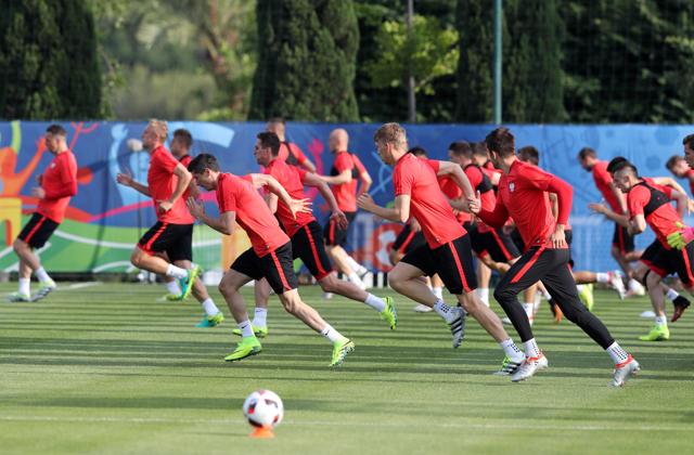 Poland Team running before their quarterfinal match. (AP photo)