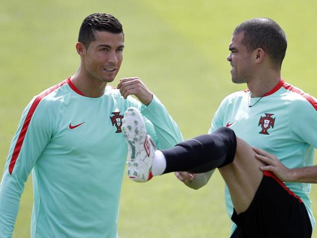 Ronaldo reveals the secret of healthy hair to his teammate Pepe during their training session. (AP photo)