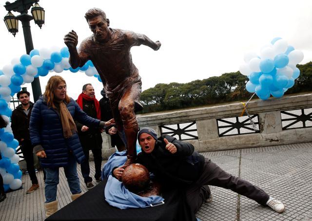 Argentina honors Maradona with statue, jersey patch - Sports Illustrated