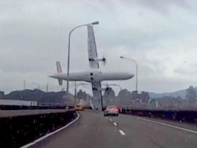A still image taken from an amateur video shot by a motorist shows the TransAsia Airways plane cartwheeling over a motorway soon after the turboprop ATR 72-600 aircraft took off in New Taipei City (Reuters Photo) A still image taken from an amateur video shot by a motorist shows the TransAsia Airways plane cartwheeling over a motorway soon after the turboprop ATR 72-600 aircraft took off in New Taipei City (Reuters Photo)